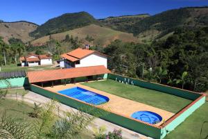 拉法耶蒂顾问城Pousada carvalho的享有带游泳池的房屋的空中景致