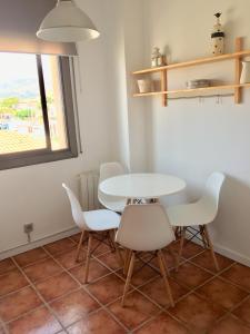 卡斯特尔德费尔斯Beach Castelldefels的窗户客房内的白色桌椅