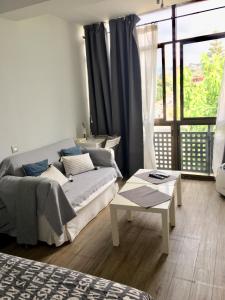 卡斯特尔德费尔斯Beach Castelldefels的一间卧室配有一张床、一张桌子和一个窗户。