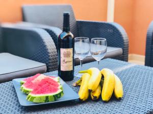 穆特克萨梅尔Apartament El Castillo De Bonalba的一张桌子,上面放着一盘水果和一瓶葡萄酒