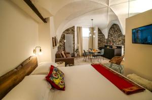 基亚文纳Palazzo Giani的一间卧室设有一张床和一间客厅。