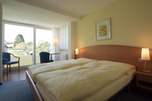 弗鲁伊利克劳森霍夫弗鲁利酒店的一间卧室设有一张大床和一个大窗户