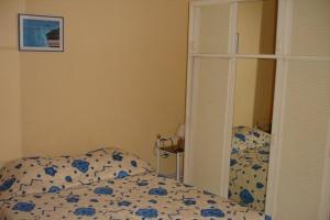 圣丹尼斯Hotel-appart Les Manguiers的一间卧室配有一张带蓝色和白色棉被的床