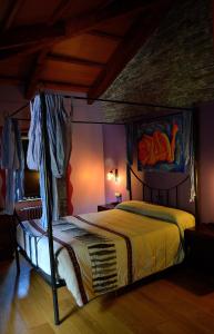卢戈Casa de Baixo的一间卧室配有一张壁画床