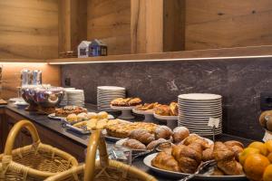 莫尔韦诺Ariston Lake View Hotel的包含多种不同种类面包和糕点的自助餐