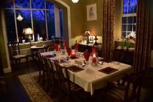 Cloghan雷克托里住宿加早餐旅馆的用餐室配有红色蜡烛的桌子