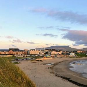 班多伦Atlantic Point Stunning Sea View的享有海滩美景,以城市为背景