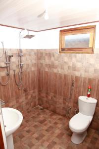 亭可马里Elegant Green Beach Resort的一间带卫生间和水槽的浴室