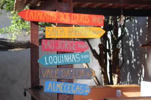 戈亚斯州上帕莱索Hostel Aventura的木杆上的一组标志