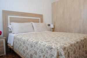 艾利亚德亚罗萨Casa La Torre的卧室配有一张带白色床单和枕头的大床。