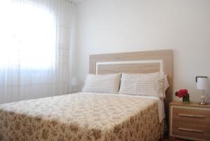艾利亚德亚罗萨Casa La Torre的白色的卧室设有床和窗户