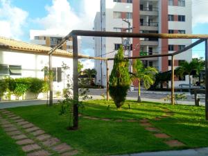 阿拉卡茹Condominio Port. da cidade Aracaju的草上有一棵树的公园