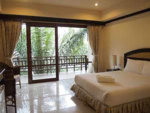 拉迈夏日酒店的一间卧室设有一张床和一个阳台的窗户。