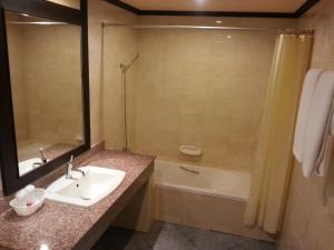 拉迈夏日酒店的浴室配有盥洗盆和浴缸。