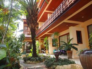 拉迈夏日酒店的棕榈树庭院和建筑