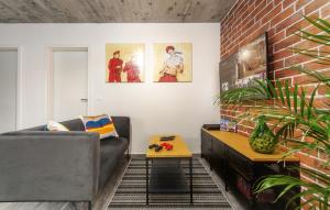 波雷奇Orion apartment的带沙发和砖墙的客厅
