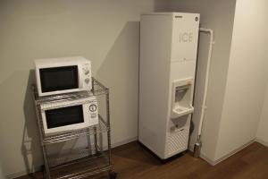 高松高松世纪酒店的客房配有微波炉、冰箱和微波炉。