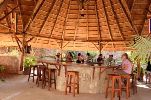 恩德培Entebbe Palm Hotel的一群坐在酒吧里的人