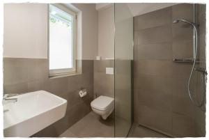 朗克维茨Ferienhaus Malve in Liepe的浴室配有卫生间、盥洗盆和淋浴。