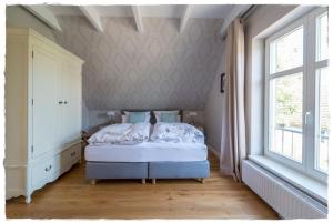朗克维茨Ferienhaus Malve in Liepe的一间卧室设有一张床和一个窗口