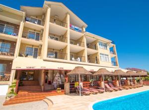扎托卡Kovcheg Hotel的一座带游泳池和度假村的酒店