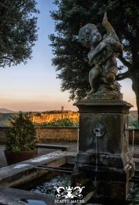 蒙蒂菲阿斯科尼意大利伦巴第酒店的坐在喷泉顶上的一个小男孩的雕像
