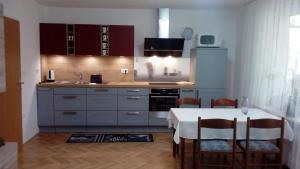拉多夫吉卡Apartma Meta的厨房配有一张桌子,上面有白色的桌布
