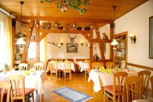 索尔陶苏玛普斯提里翁餐厅酒店的一间设有白色桌椅的用餐室