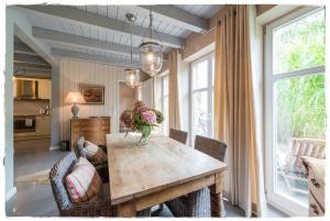 朗克维茨Bauernkate Seerose的一间带木桌和椅子的用餐室