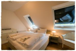 朗克维茨Bauernkate Seerose的卧室配有一张大白色床和窗户