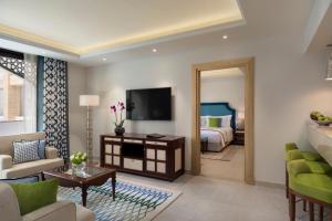 Al Najada Doha Hotel Apartments by Oaks的电视和/或娱乐中心