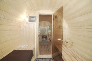 萨斯尼茨Bienenhaus的木制客房内的小型浴室设有卫生间