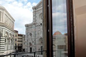 佛罗伦萨佛罗伦萨景致食宿酒店的从窗户可欣赏到大建筑的景色