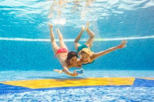 西普哈加泰罗尼亚皇家图卢姆海滩Spa度假村 - 仅限成人 - 全包的三位女孩在游泳池里跳水