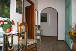 钱皮诺艾尔伯格安娜酒店的走廊上设有桌子、椅子和门