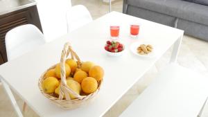 曼塔罗塔Casas da Praia的白桌上的水果篮,佐以饮料
