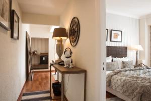 马略卡岛帕尔马菲利兹酒店的卧室配有一张床,桌子上放着一只动物