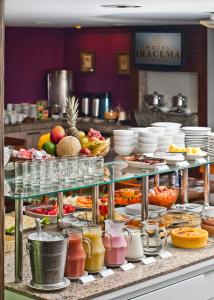 福塔莱萨伊拉塞马旅游酒店的自助餐,包括许多食物和水果