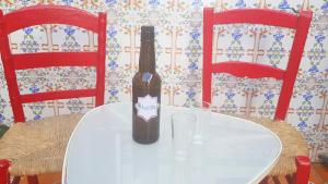 桑卢卡尔-德巴拉梅达Casa Algarabía的一张桌子上放着一瓶葡萄酒,放上两杯