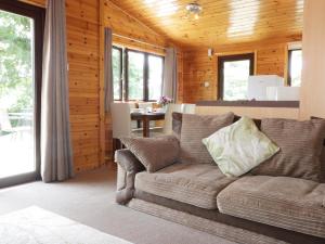 法尔茅斯Oak Lodge的客厅配有沙发和桌子
