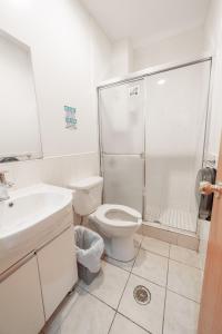 纽约美国太平洋旅舍的带淋浴和卫生间的白色浴室