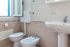 莱乌卡Stella del Mare的浴室配有白色卫生间和盥洗盆。
