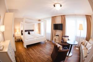 朗根阿根HIRSCH1783 Hotel LANDHAUS的酒店客房设有床和客厅。