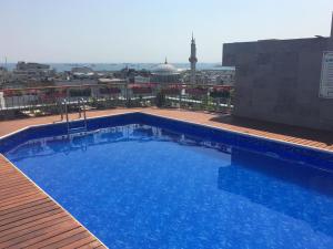 伊斯坦布尔拉雷利高能酒店的大楼顶部的大型游泳池