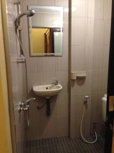新加拉惹Sekumpul BnB的一间带水槽和镜子的浴室