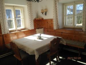 茵特斯托德Almurlaub Buchebnerreith, Ferienwohnungen的一间带桌子和2个窗户的用餐室