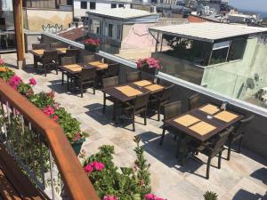 伊斯坦布尔拉雷利高能酒店的户外庭院设有桌椅和鲜花