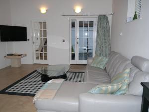 布伦特里Panfield House的客厅配有白色沙发和玻璃桌