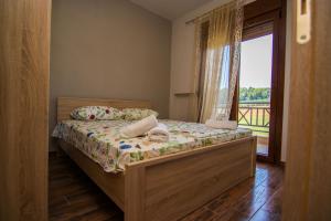 诺亚福克New build cozy maisonette in Nea Fokea, Chalkidiki - fevillas-com的一间卧室设有一张床和一个美景窗户。