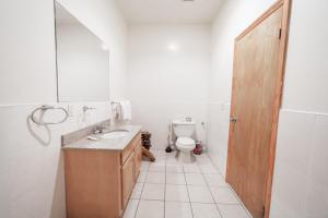 纽约美国太平洋旅舍的一间带水槽和卫生间的浴室